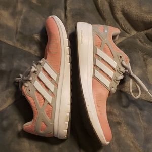 Women's Adidas Cloudfoam size 8 shoes.